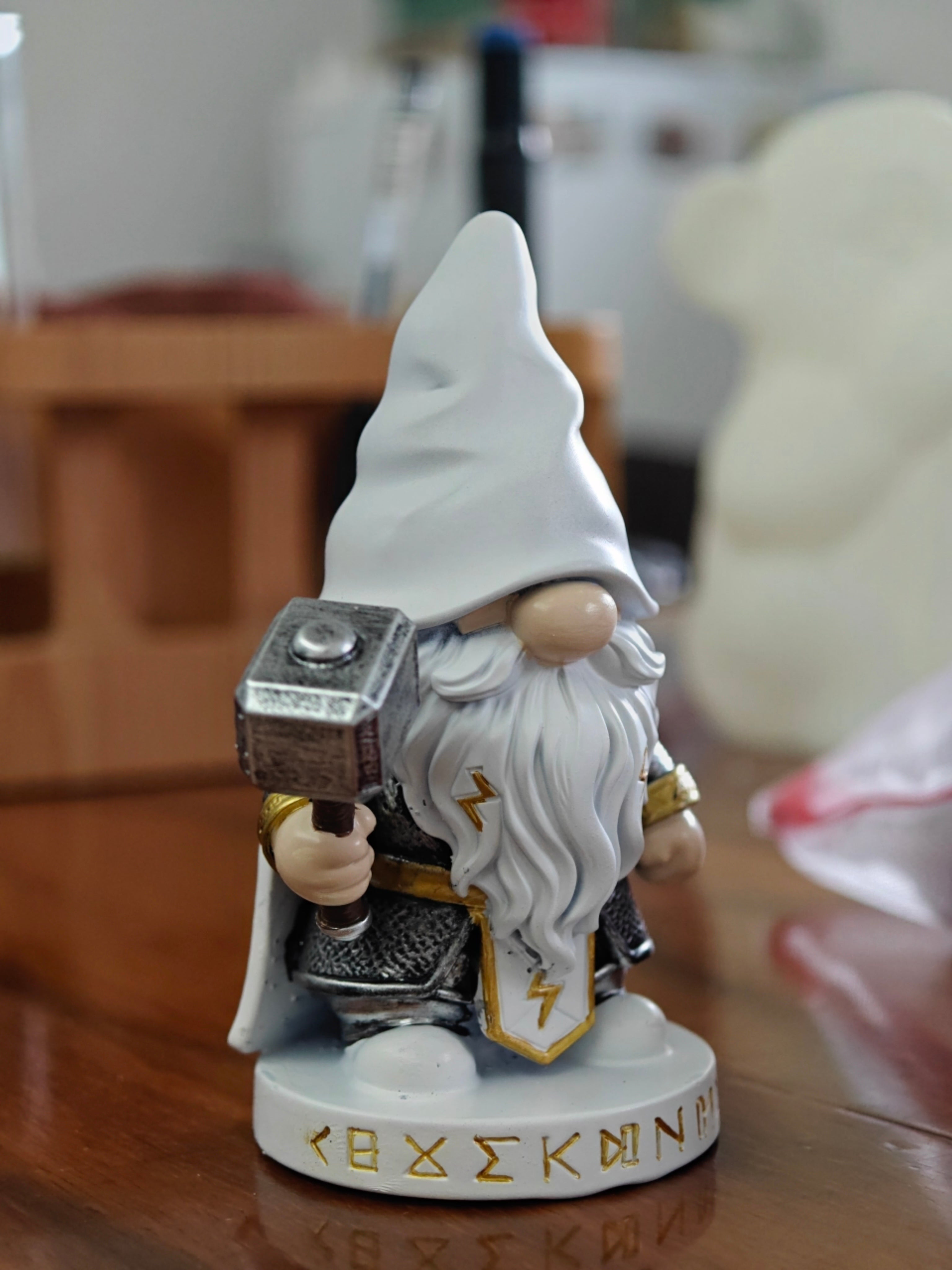 Hodao Viking-Inspired Gnome Figurine with Hammer, Resin Nordic Mythology Shelf Decor for Home, Office, Gift Table & Collector Display