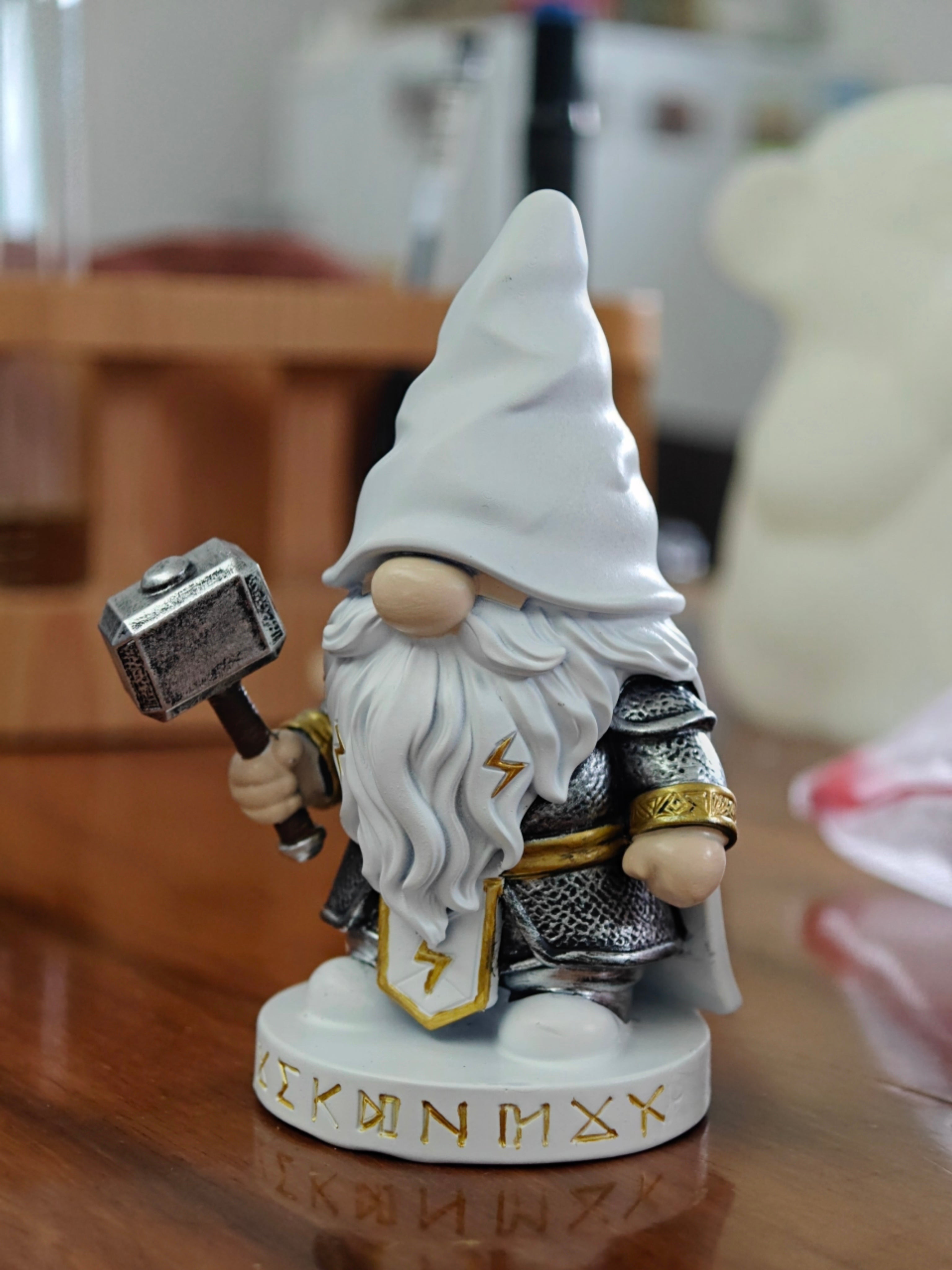 Hodao Viking-Inspired Gnome Figurine with Hammer, Resin Nordic Mythology Shelf Decor for Home, Office, Gift Table & Collector Display